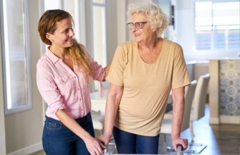 Dobre przygotowanie do wyjazdu do pracy w opiece w Niemczech – rola firmy organizującej zlecenia